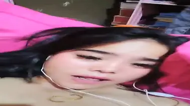 Pamer Aksi Mandiri Earphone Putih